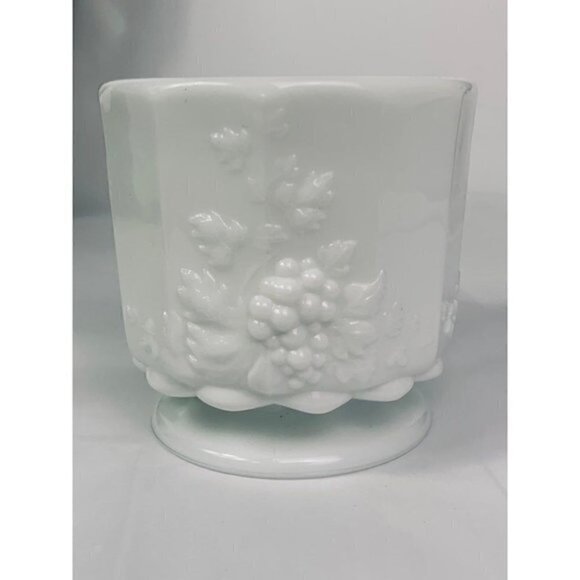 Vintage Westmoreland Paneled Grape Milk Glass Sugar Bowl - Picture 8 of 8